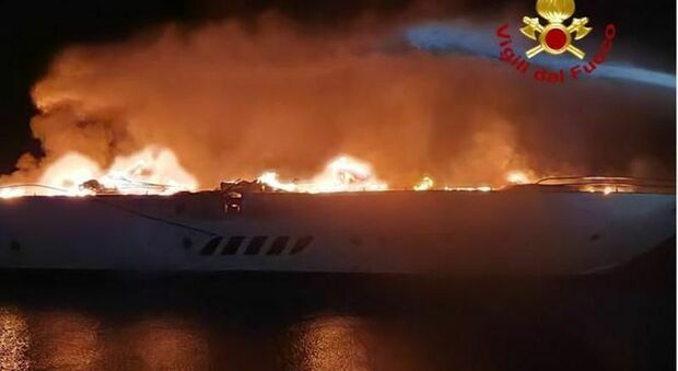 Yacht in fiamme al largo di Leuca: tre persone a bordo, l'imbarcazione affonda