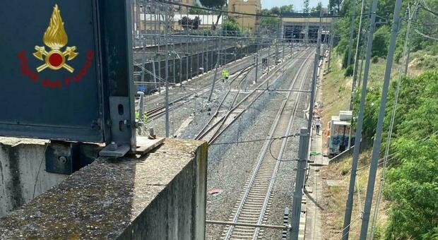Tragedia a Trani: 44enne resta incastrato nella porta del treno e muore sui binari