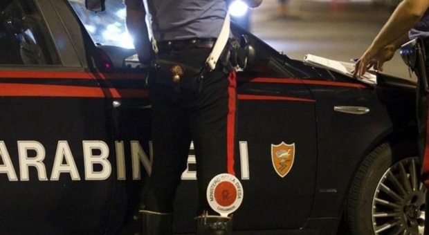 Lanciavano mattoni contro auto in corsa: arrestati tre giovani a Cuneo