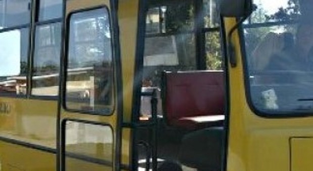Non va a prendere la figlia alla fermata dello scuolabus: denunciata la mamma