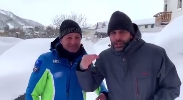 Checco Zalone bloccato nella neve a Roccaraso: il siparietto con il sindaco è irresistibile