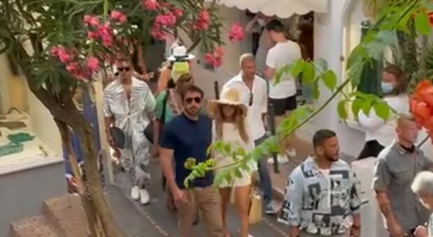 Jennifer Lopez e Ben Affleck a Capri: passeggiata romantica tra selfie e applausi