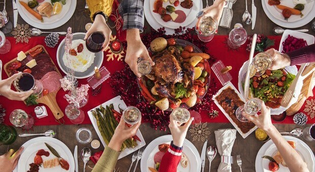 Natale Dpcm, le regole per il cenone: vietato "passare" i piatti e niente buffet