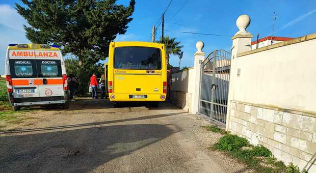 Scuolabus in retromarcia investe e uccide una donna: dramma in contrada Betlemme