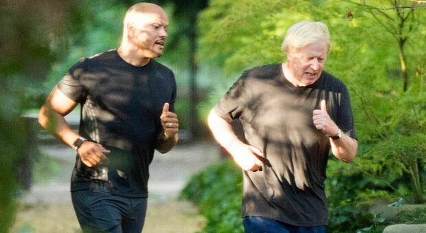 Boris Johnson a dieta paparazzato mentre si allena con il personal trainer