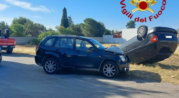 Incidente stradale nel Salento: scontro fra auto. Due feriti