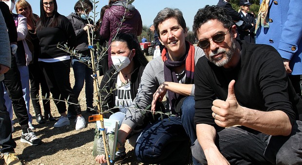 Taranto, Alessandro Gassmann dona 200 alberi. L'intervista all'attore: «La città è il simbolo della lotta all'inquinamento»