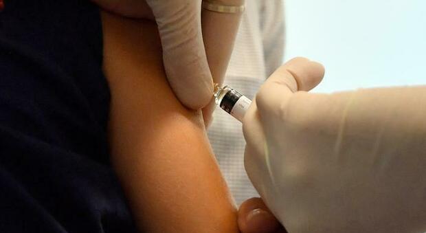 Vaccino Covid, due eventi avversi su tre potrebbero essere un «effetto placebo»