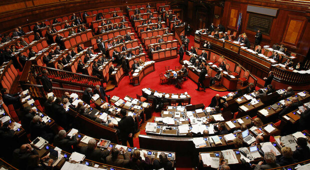 Crisi di governo, dopo il voto per la prima volta avremo le camere “dimagrite”: 345 parlamentari in meno