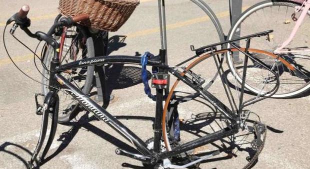 Ladri di biciclette traditi dalle telecamere: in uno stabile la refurtiva