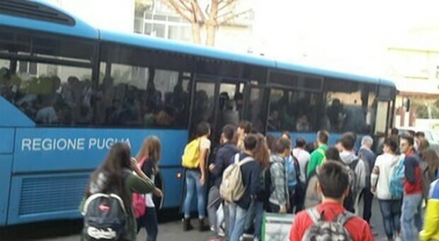Scuola, controllori sui bus per biglietti e mascherine: «Ne servirebbero almeno 3.000». Ma non ci sono risorse