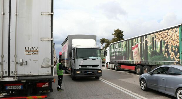 Caro-carburante, ancora proteste: camionisti e agricoltori dalla Basilicata in arrivo in Puglia