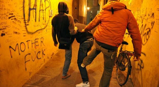 Brindisi, il sindaco Rossi: «Daspo urbano per i violenti». La proposta dopo l'aggressione della baby gang