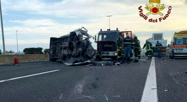 Un grave incidente è avvenuto questa mattina a Roma: il conducente di un furgone ha sbandato e si è ribaltato