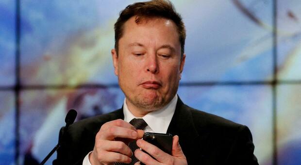 Elon Musk, clamoroso dietrofront: «L'accordo per l'acquisto di Twitter è sospeso»