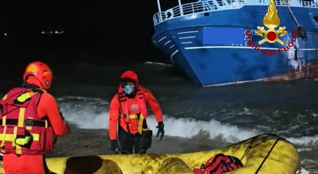 Maltempo, due pescherecci affondano in Sardegna. Frana a Ischia, crolla ponte nel trapanese