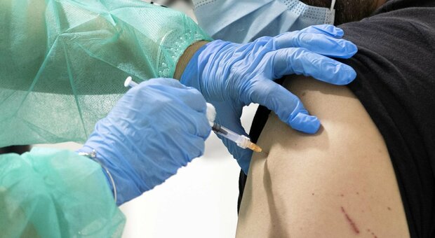 Si fa vaccinare dieci volte in un giorno per conto dei No vax: volevano avere il certificato