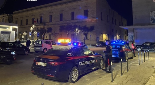 Sperona l'auto dei carabinieri e poi tenta di scappare a piedi: 24enne arrestato durante i controlli a seguito degli incendi nel Salento