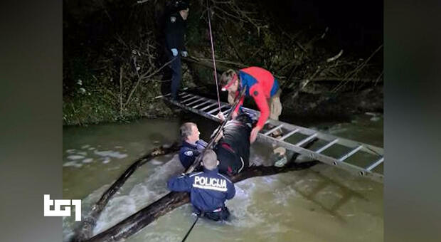 Migranti, bimba di 10 anni annega nel fiume in piena strappata dalle mani della mamma in Croazia