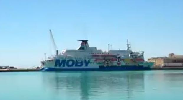 Migranti, 28 positivi sulla nave a Porto Empedocle: erano stati salvati in acque internazionali