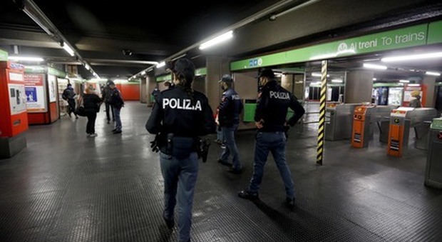 Milano, violenza choc: anziano dice a due ragazzi di mettere la mascherina in metrò. Preso a bottigliate.