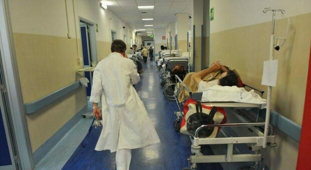 Puglia, 1.622 medici e infermieri positivi al Covid: gli ospedali si svuotano. L'allerta dei sindacati: «Serve personale»