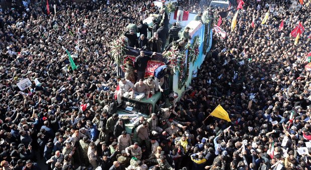 Soleimani, 35 morti nella calca ai funerali. L'Iran: «Tredici scenari per vendicarlo»