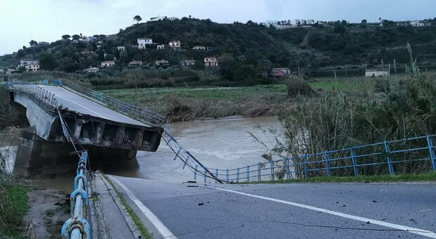 Maltempo Sicilia diretta: voli dirottati a Trapani e Palermo, crolla un ponte. Frane a Messina e 16 famiglie evacuate