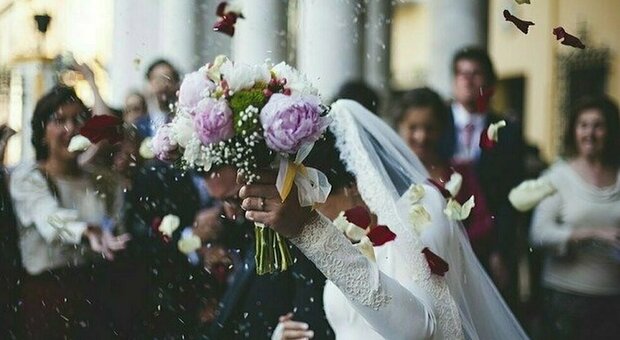 Matrimoni e cerimonie 2022, stop al limite di invitati e via le mascherine (all'aperto): tutte le misure anti-Covid da seguire