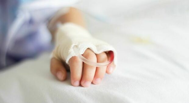 Epatite di origine ignota, scatta l'allarme: colpiti tre bambini. «Uno operato al fegato»