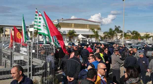 «Pronti a bloccare la fabbrica»: la protesta degli operai Alcar