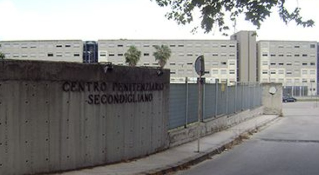 Napoli, droga e telefonini ai detenuti in carcere con la complicità di alcuni agenti: 26 arresti