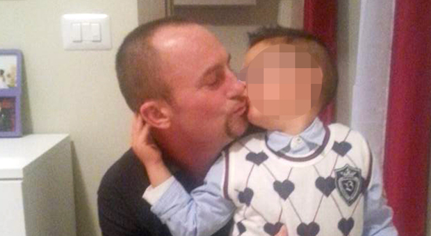 Bimbo di 10 anni ucciso, disposto il lutto cittadino. Il papà in ospedale piantonato dai carabinieri