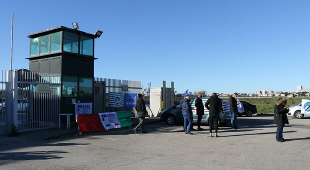 Una protesta davanti al carcere di taranto