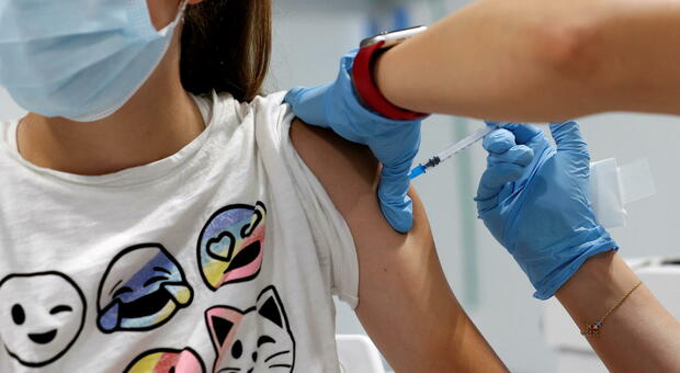 Vaccino Covid, BioNTech chiederà l'autorizzazione per i bambini dai 5 agli 11 anni. Il ministro: «Buona notizia»