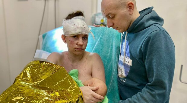 Lo scatto in ospedale di mamma Olga che allatta sua figlia dopo averla salvata dalle bombe diventa virale