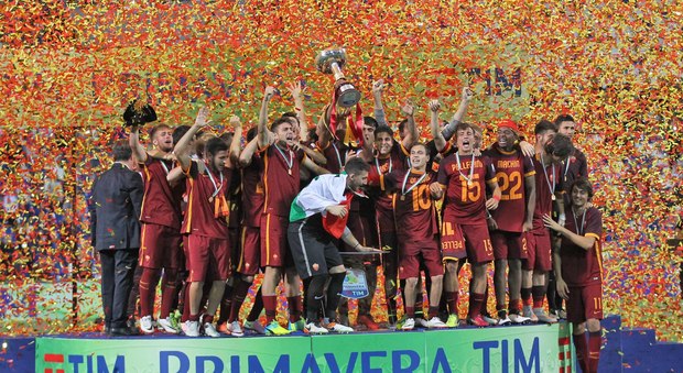 La Roma solleva il trofeo del campionato Primavera (Foto Mancini)