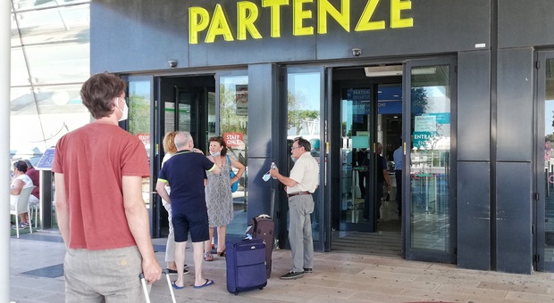 Voli e disagi, passeggeri del Brindisi-Milano fermi in aeroporto da oltre 6 ore. La primavera nera dei trasporti