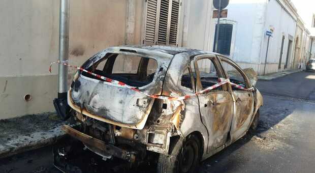 Allarme incendi: a fuoco un'altra auto nella notte a Carmiano