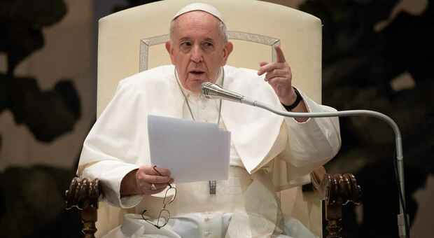 Papa Francesco nella storia, apre alle unioni gay: «Tutti hanno diritto a una famiglia»