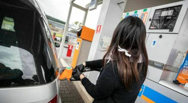 Carburante-record, ecco come risparmiare: le app che salvano le tasche. "Da Bari a Lecce benzina a 1,8 euro"