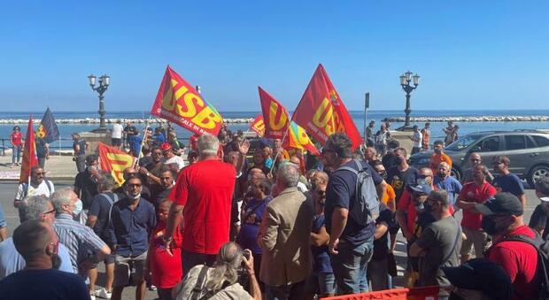 Da tre anni a casa senza stipendio: i lavoratori Ilva bloccano il traffico a Bari