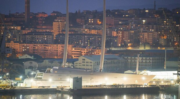 Trieste, congelato lo yacht da 530 milioni di euro di Melnichenko: l'oligarca russo è nella black list Ue