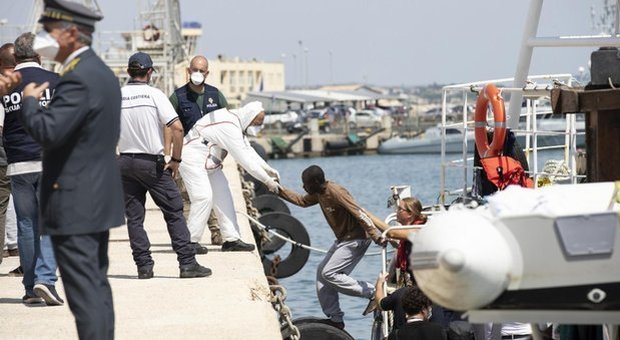Da Lampedusa alla Puglia, 80 migranti trasferiti: faranno la quarantena a Restinco