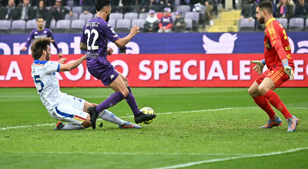 Il momento chiave del match Fiorentina-Lecce con l'autogol di Gallo