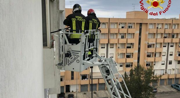 Lecce, incendio al sesto piano, salvata 92enne