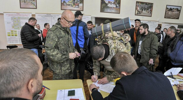 Putin, l'esercito dei papà. «Anziani con i capelli bianchi inviati al fronte in prima linea»