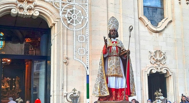 La statua del patrono San Nicola davanti alla chiesa matrice di Maglie