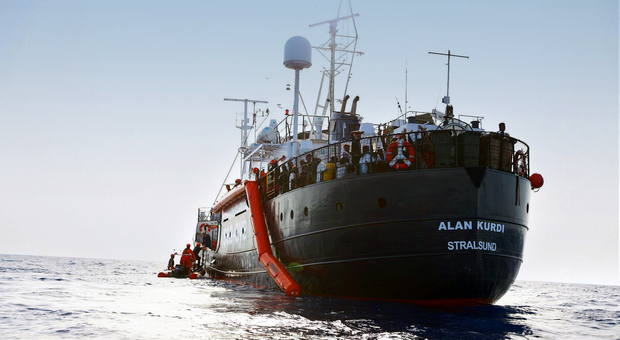 Coronavirus, niente porto italiano: i 156 migranti della Alan Kurdi trasferiti su una nave in quarantena