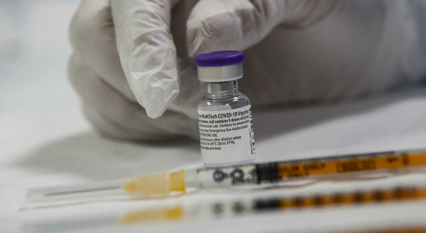 Vaccini agli over80, l'ira dei medici contro i “limiti” imposti dalla Regione